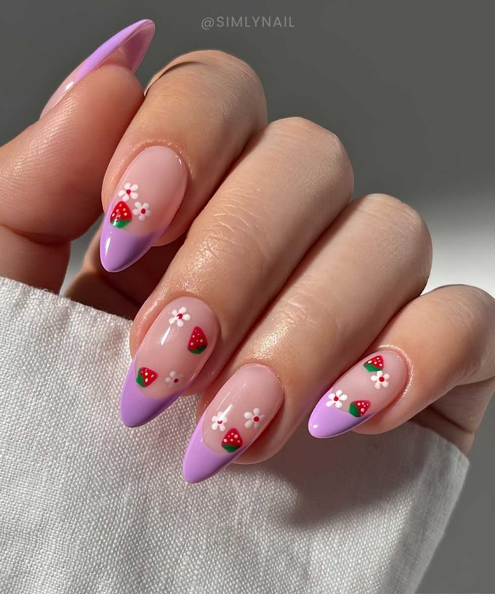 Lila French Manikuere mit Erdbeeren und Blumen