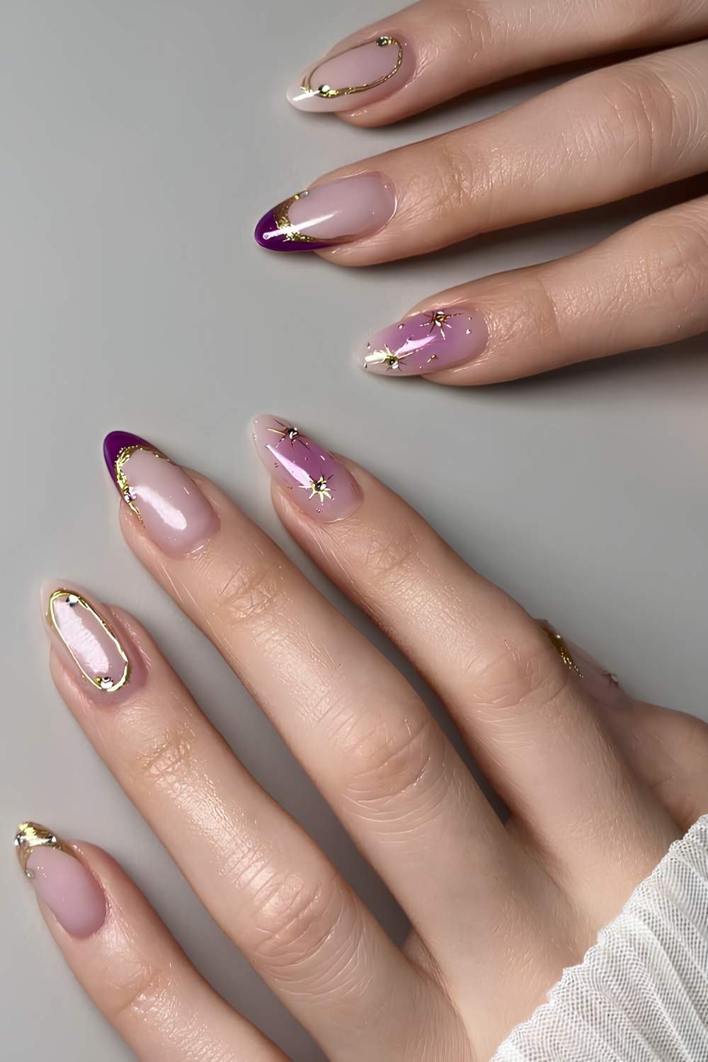 Lila French Naegel mit Gold und Sternen