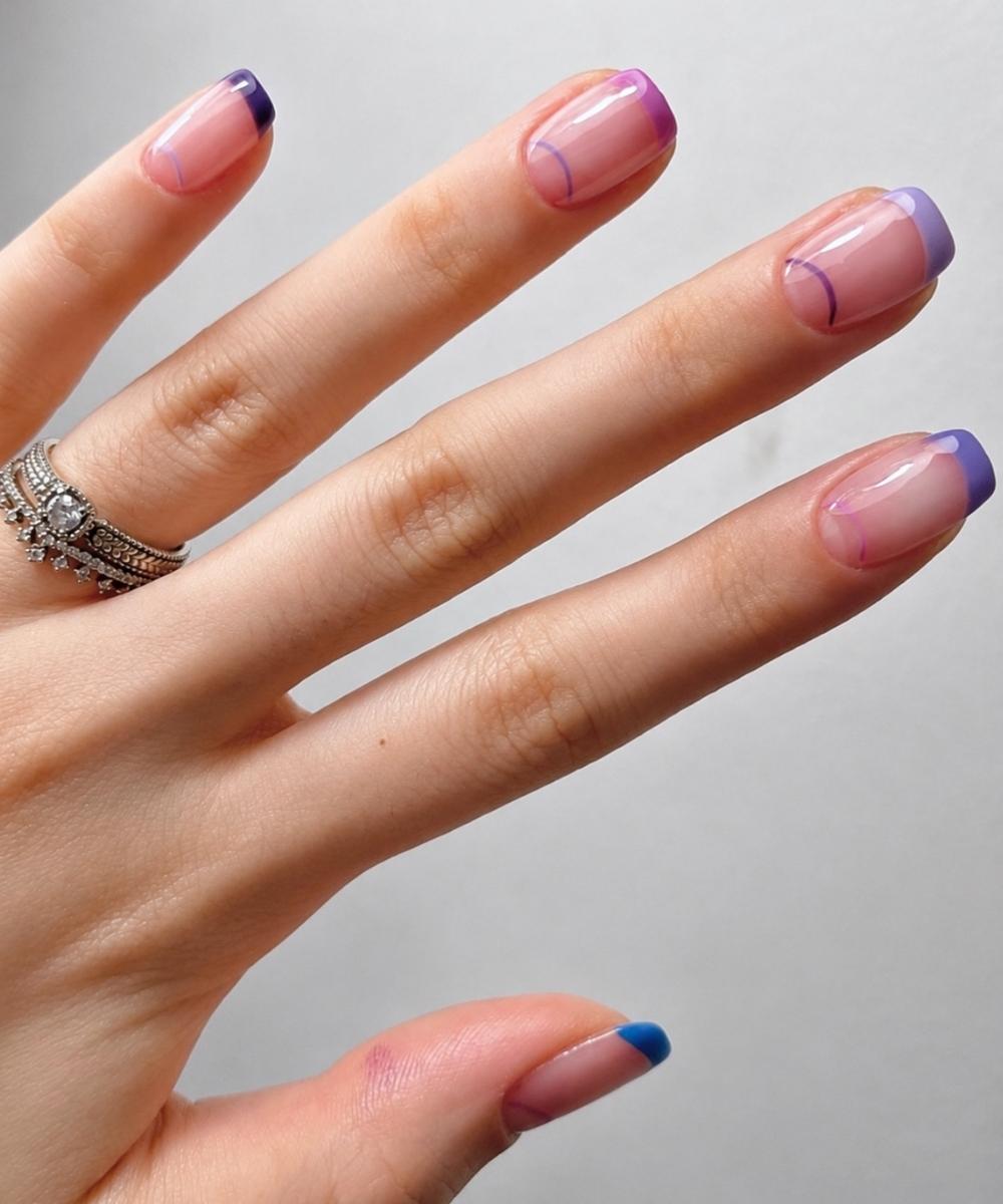 Lila French Nagel mit Half Moon Konturen