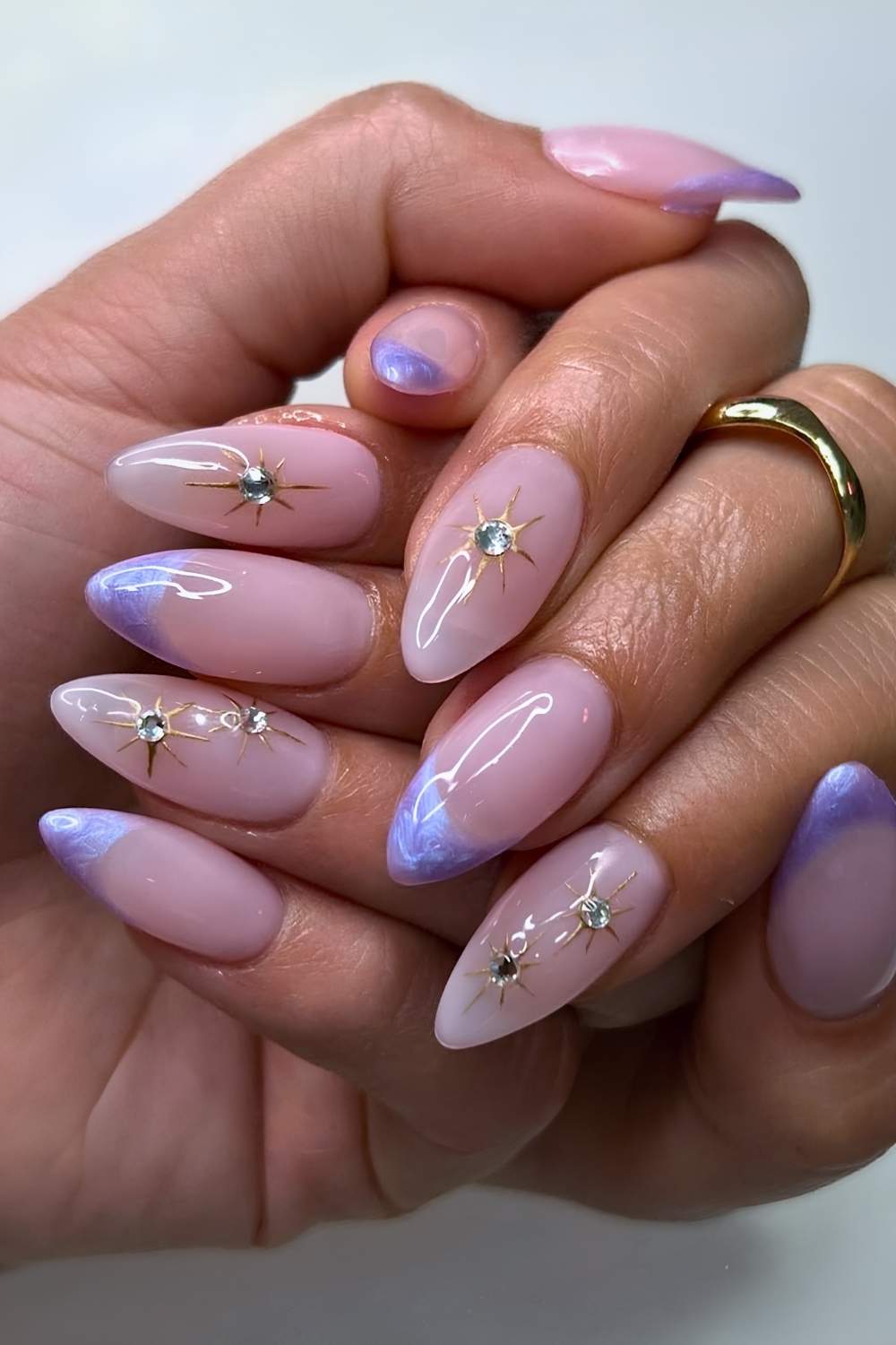 Lila French Nagel mit Sternen und Strass