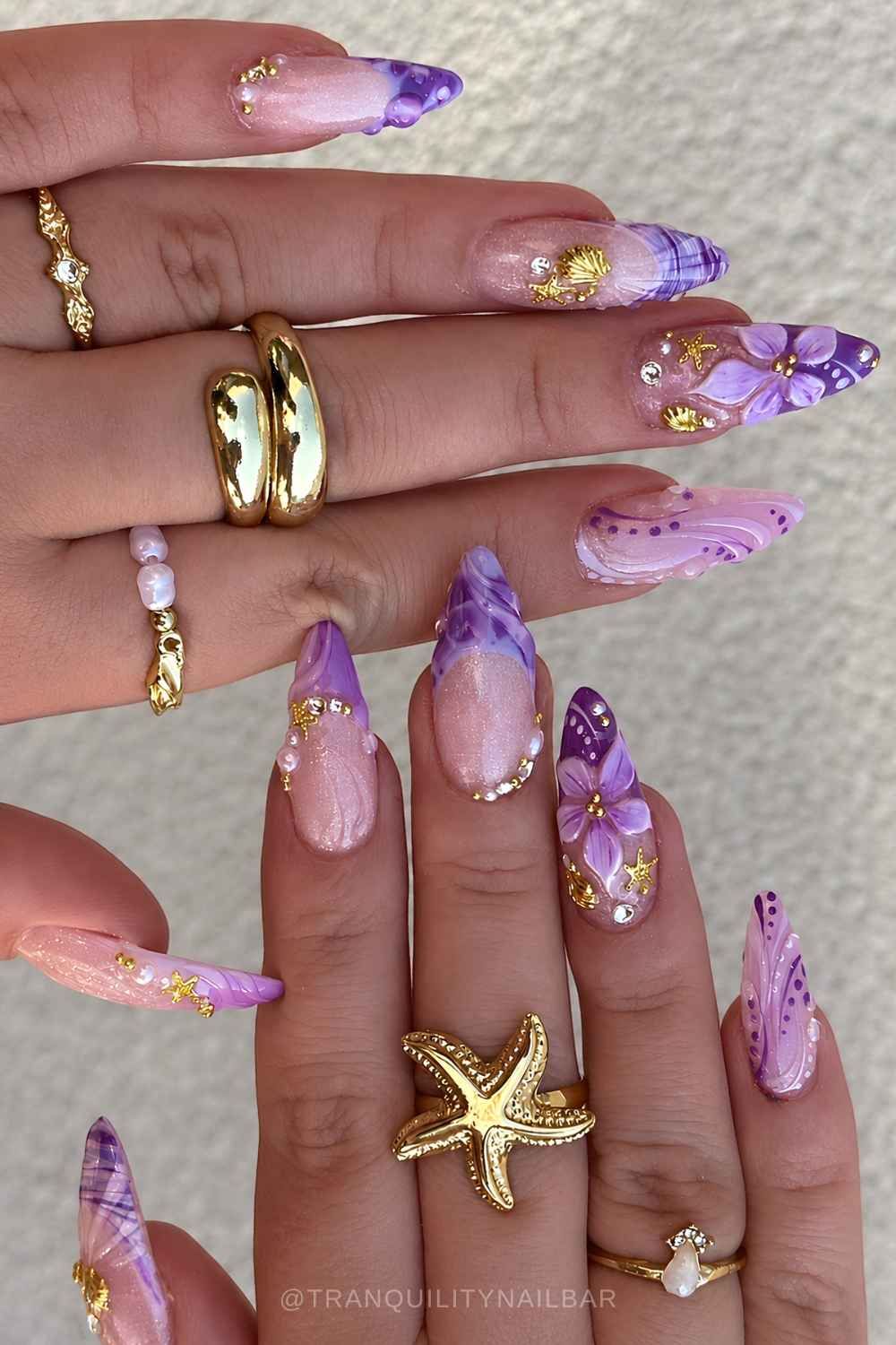 Lila Naegel mit 3D Details und Gold