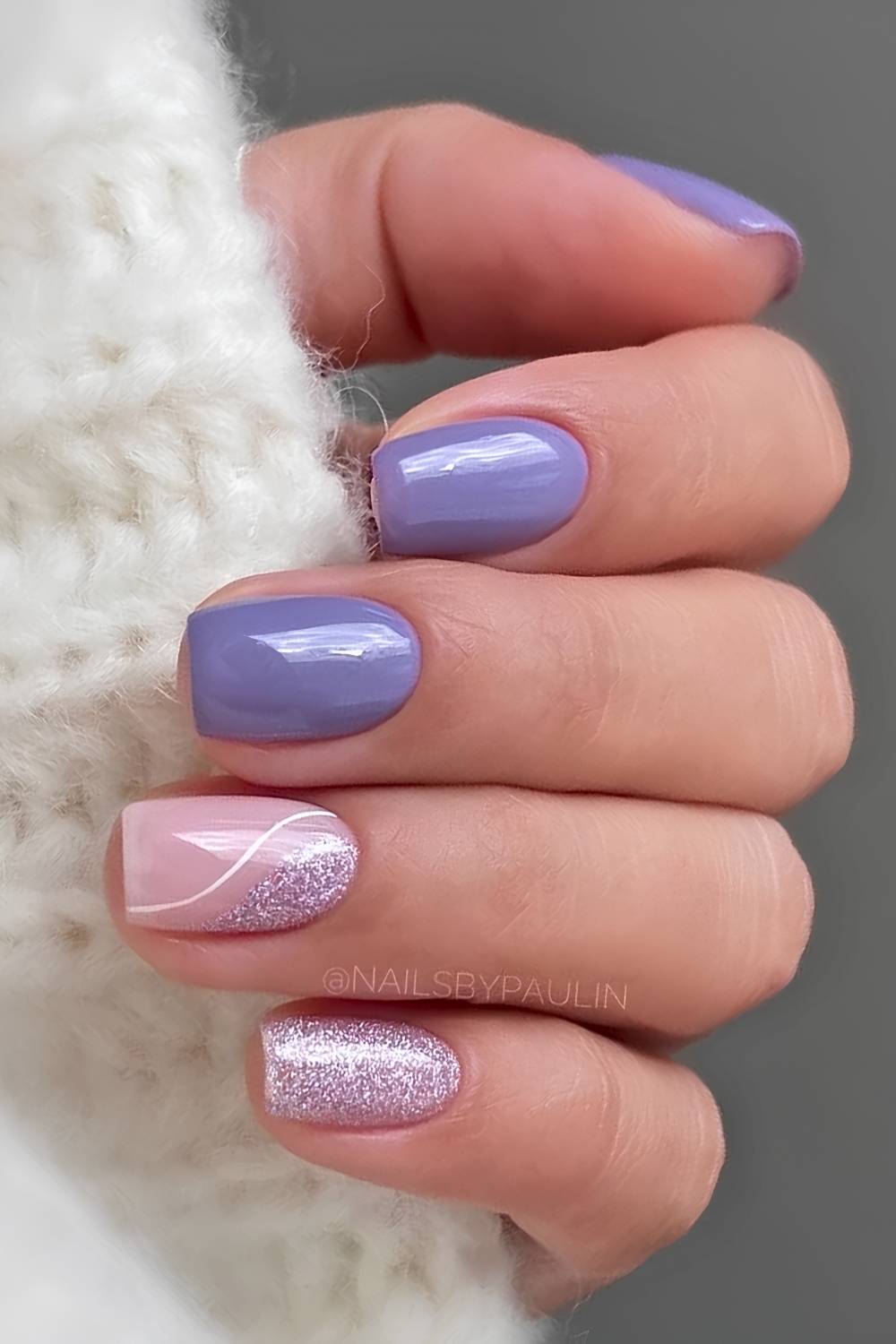 Lila Naegel mit Glitzer und Negative Space