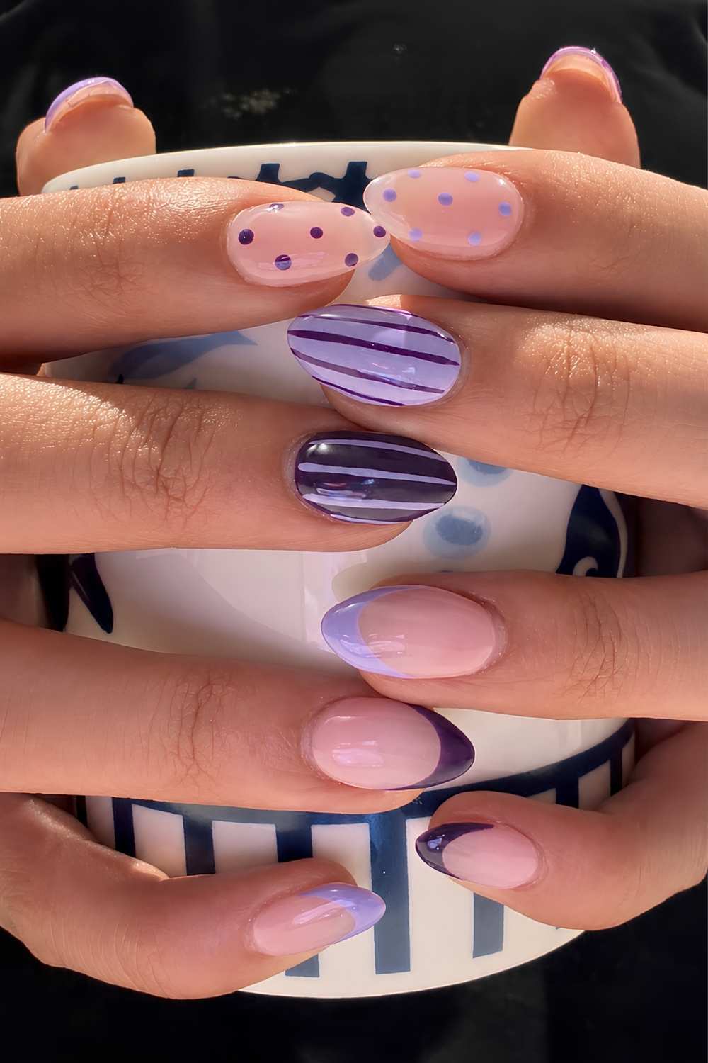 Lila Naegel mit Streifen und Polka Dots