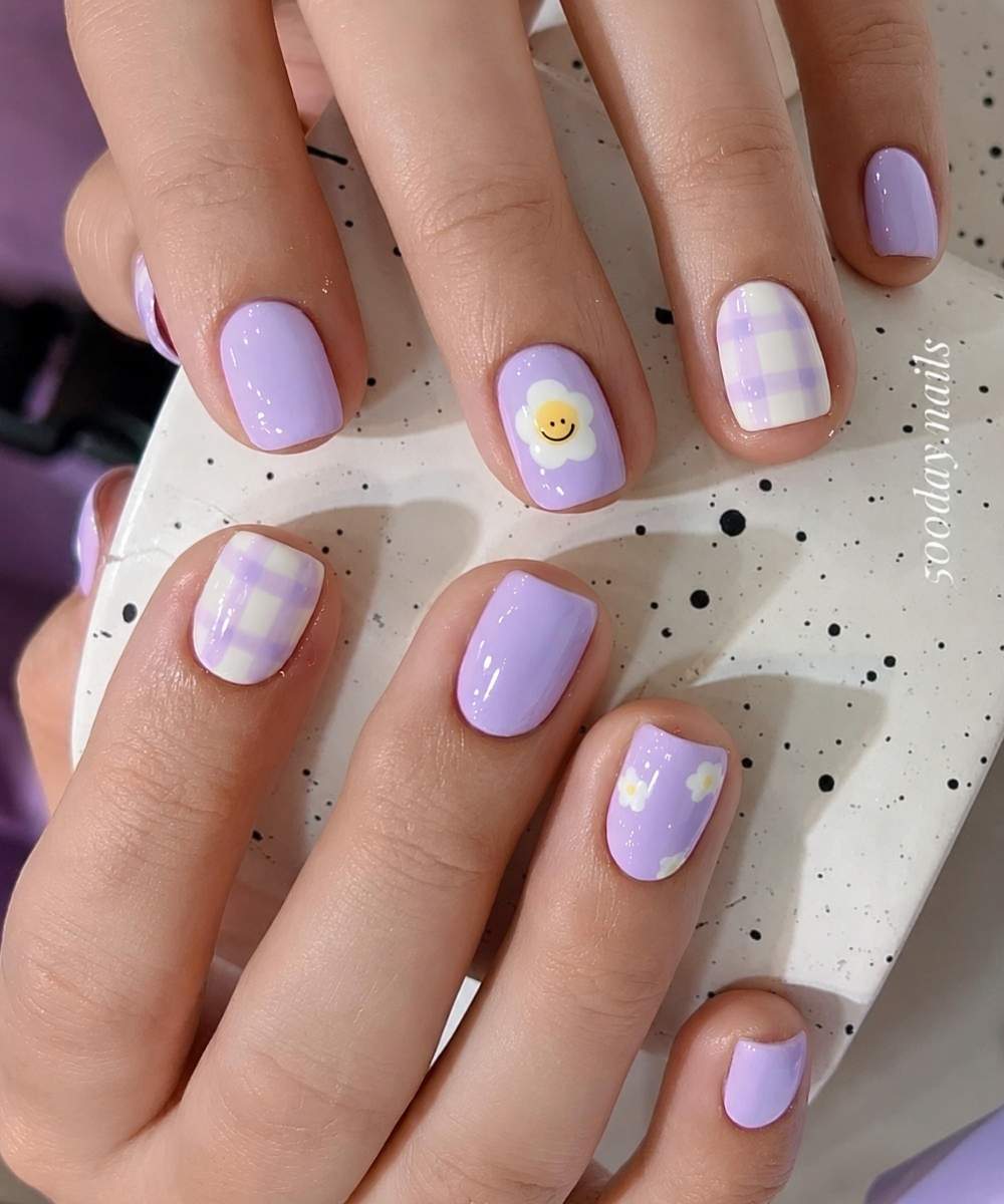 Lila Naegel mit Vichy Karo und Smiley Blumen