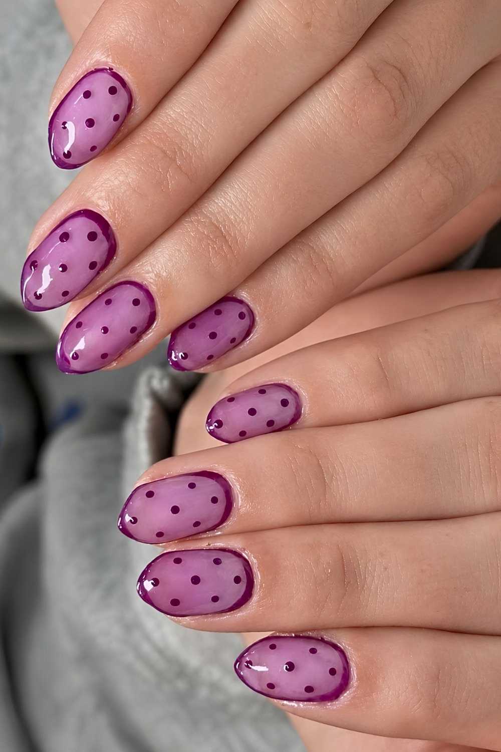 Lila Polka Dot Naegel in zwei Toenen