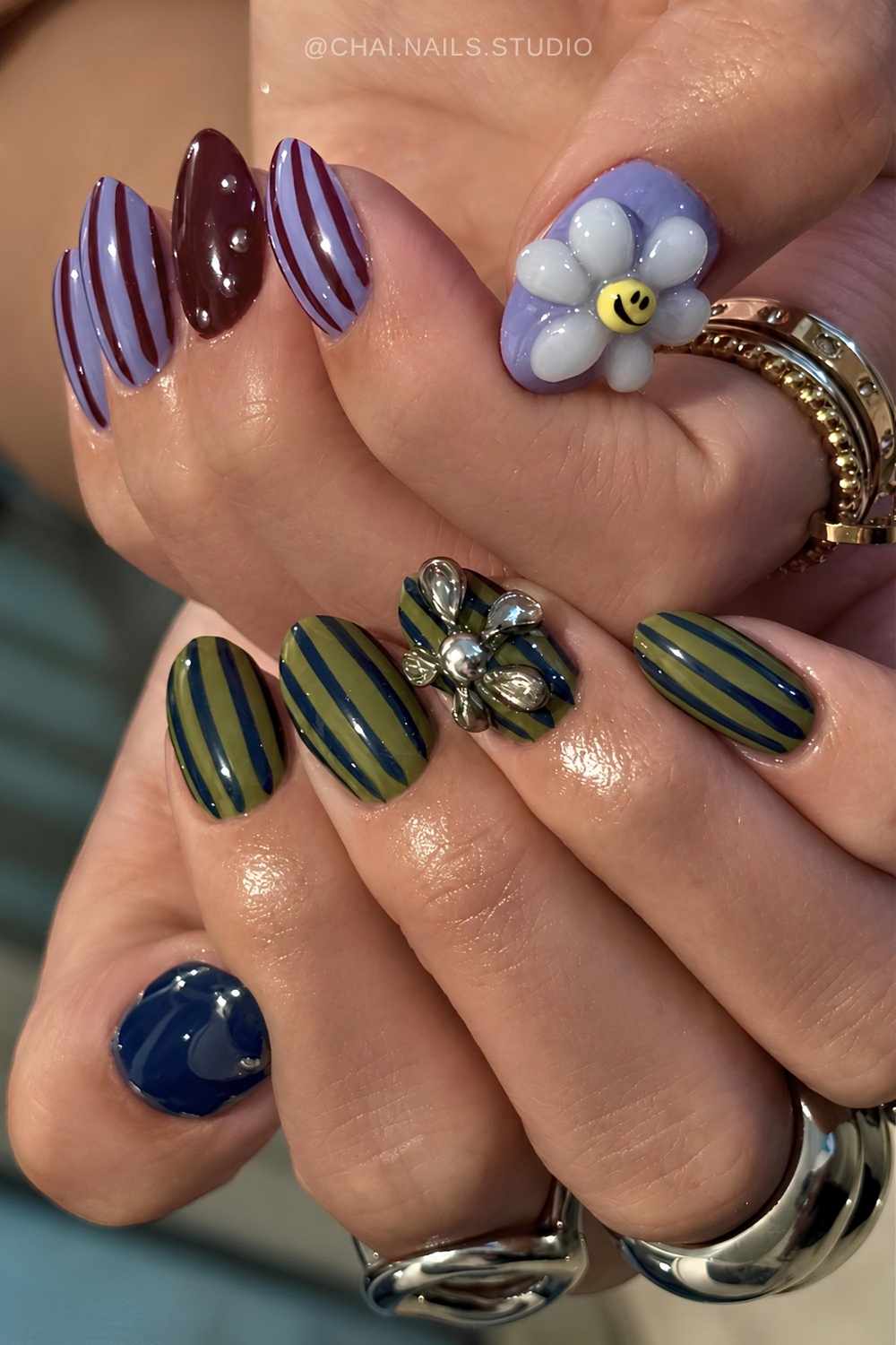 Lila gruene Streifennaegel mit 3D Blumen