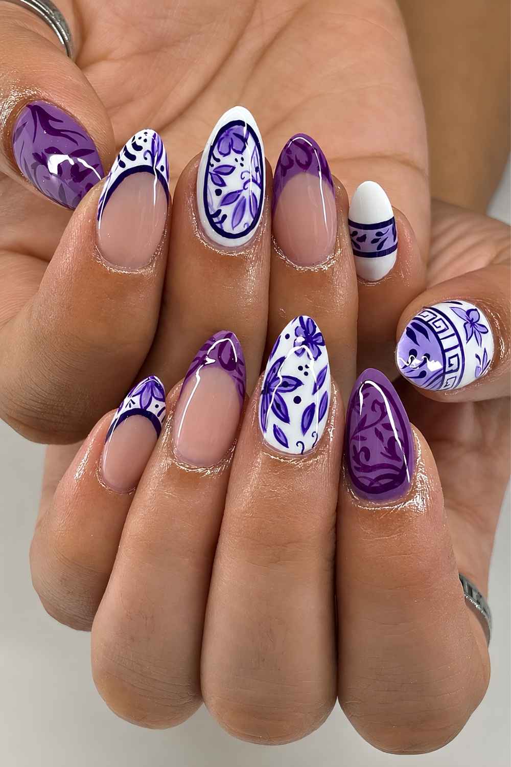 Lila und weisse Naegel mit Vintage Blumen