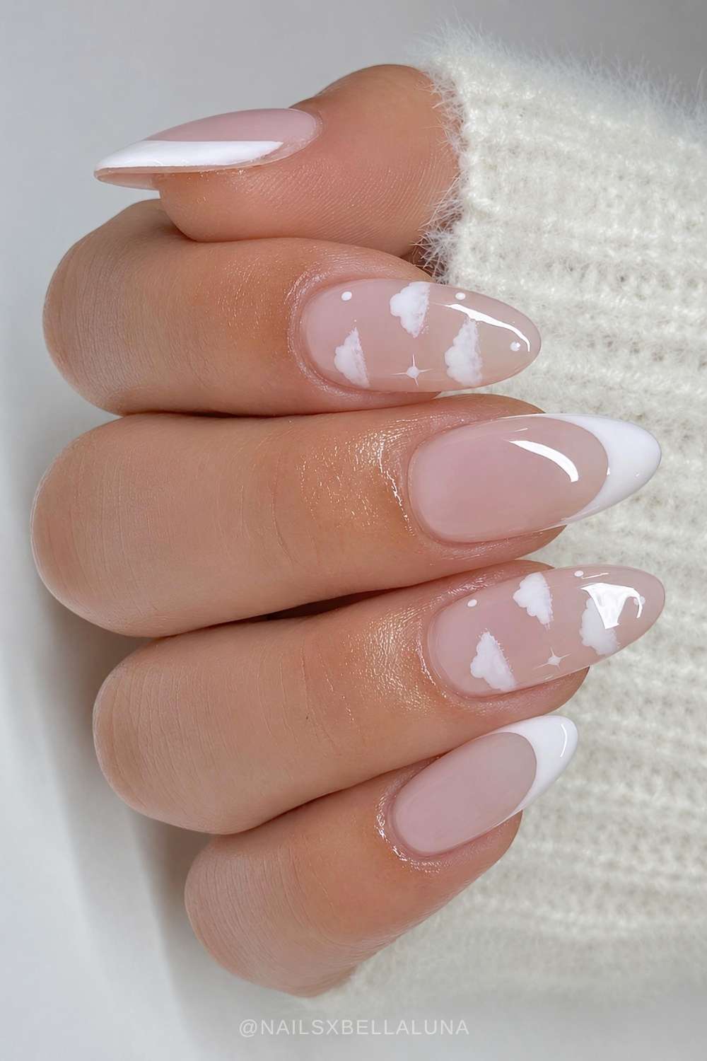 Mandelfoermige weisse French Naegel mit Wolkenmotiv