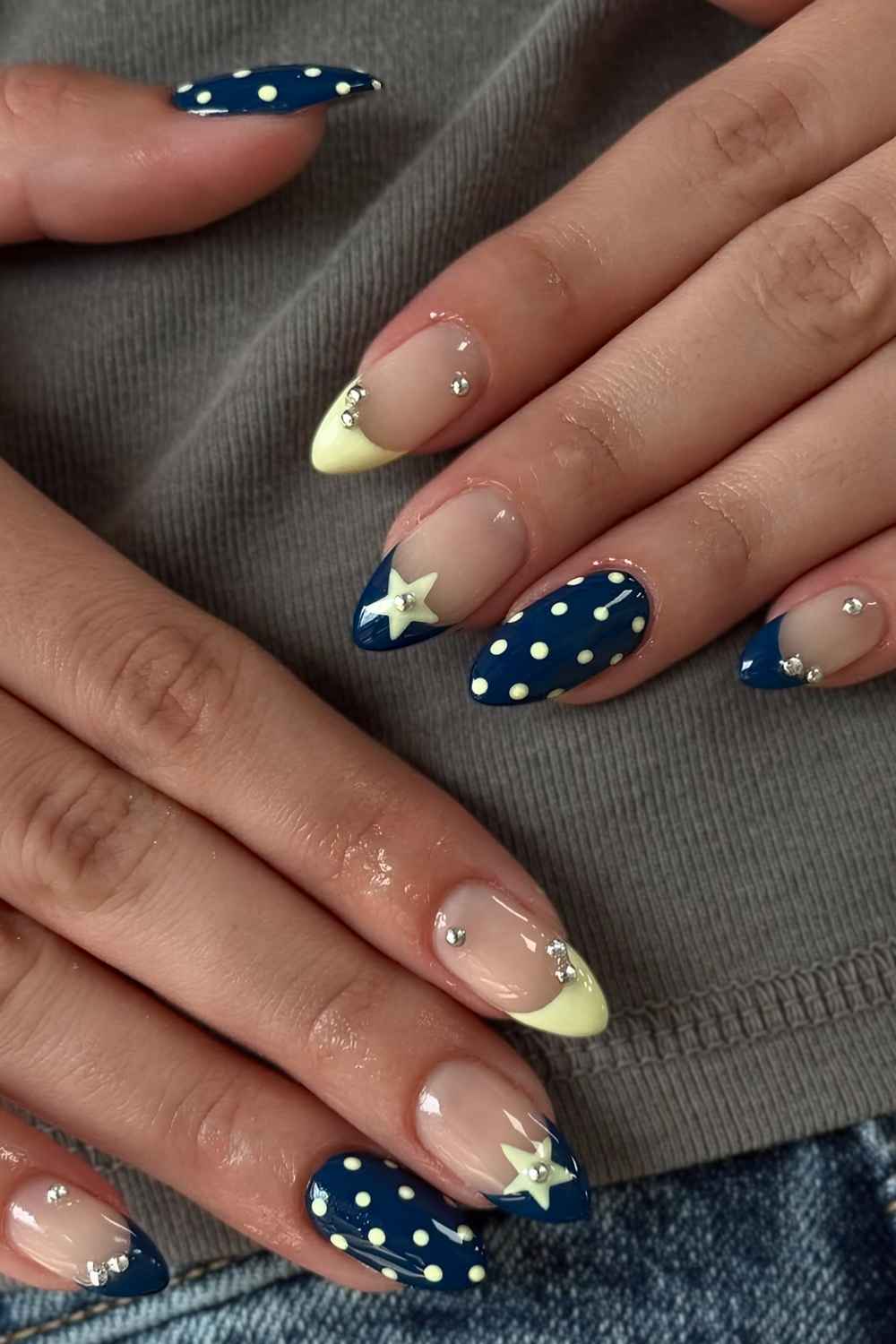 Marineblaue und gelbe Naegel mit Punkten