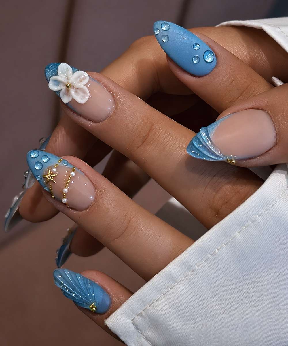Matte blaue Naegel mit Tropfen und Muscheln