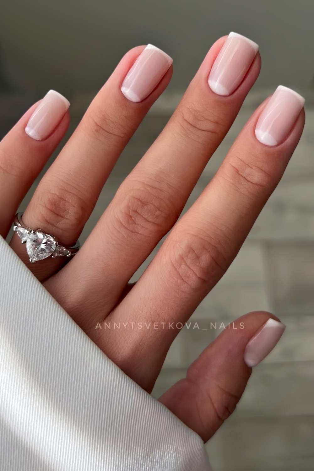 Micro French Nagel in Weiss mit Half Moon Akzent