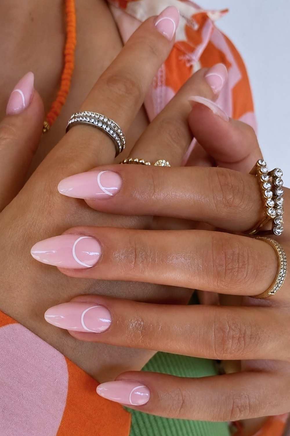 Milchig rosa Nagel mit weissen Half Moon Konturen