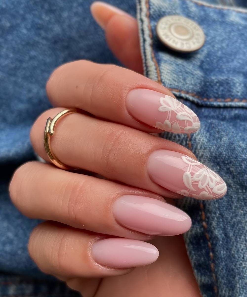 Milchig rosa naegel mit spitzen details