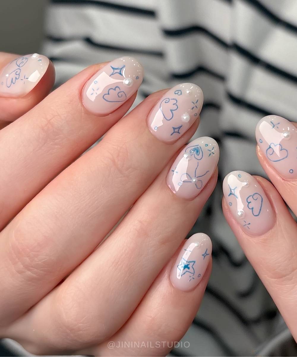 Milchig weisse Naegel mit blauen Wolken Kritzeleien