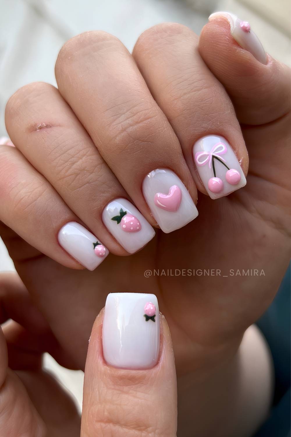 Milchig weisse Nagel mit 3d Kirschen und Erdbeeren