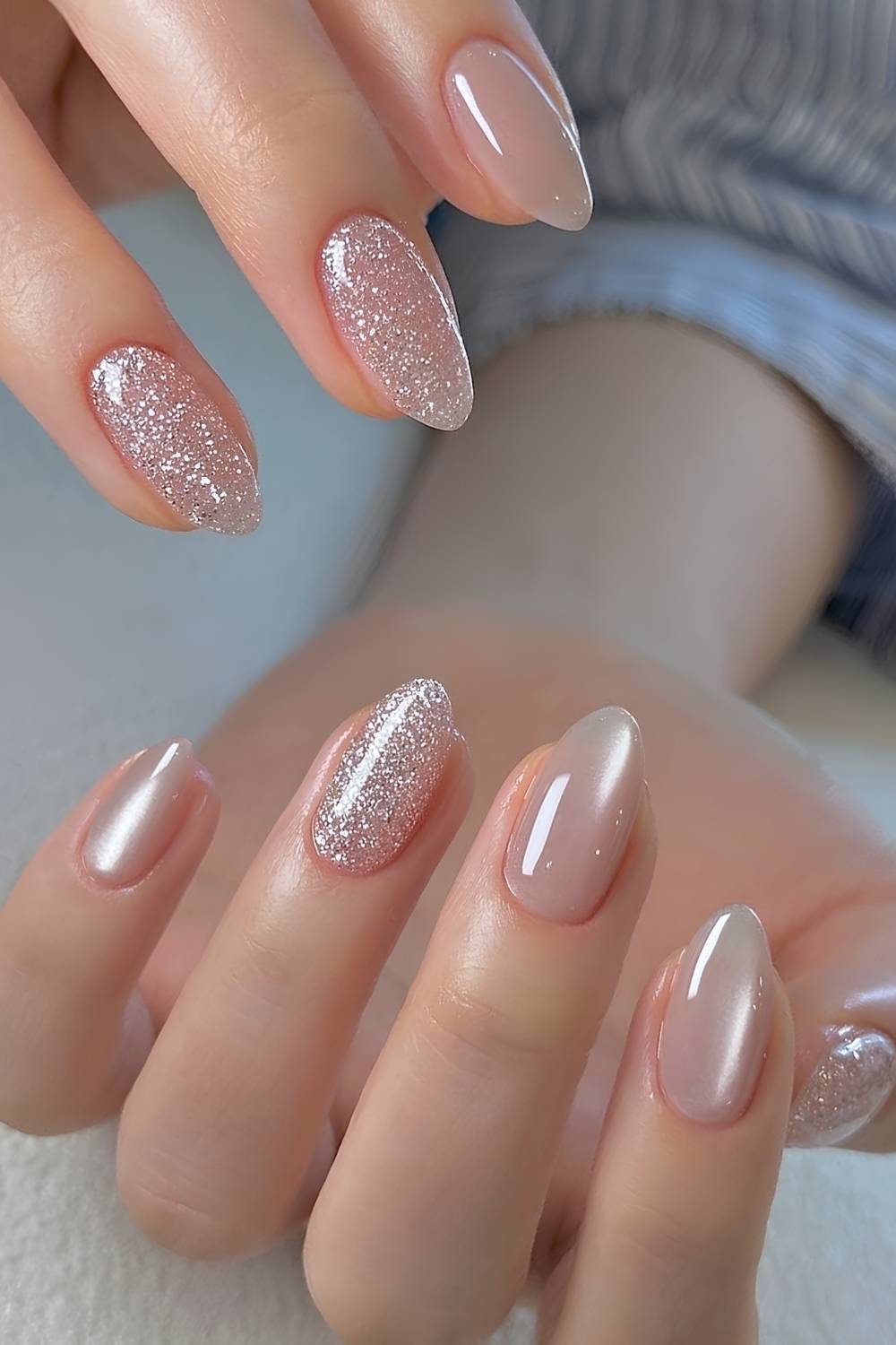 Milchige Glasnaegel mit Glitzerakzenten