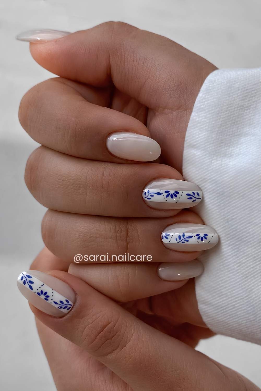Milchige Manikuere mit blauen Mittelmeer Blumen