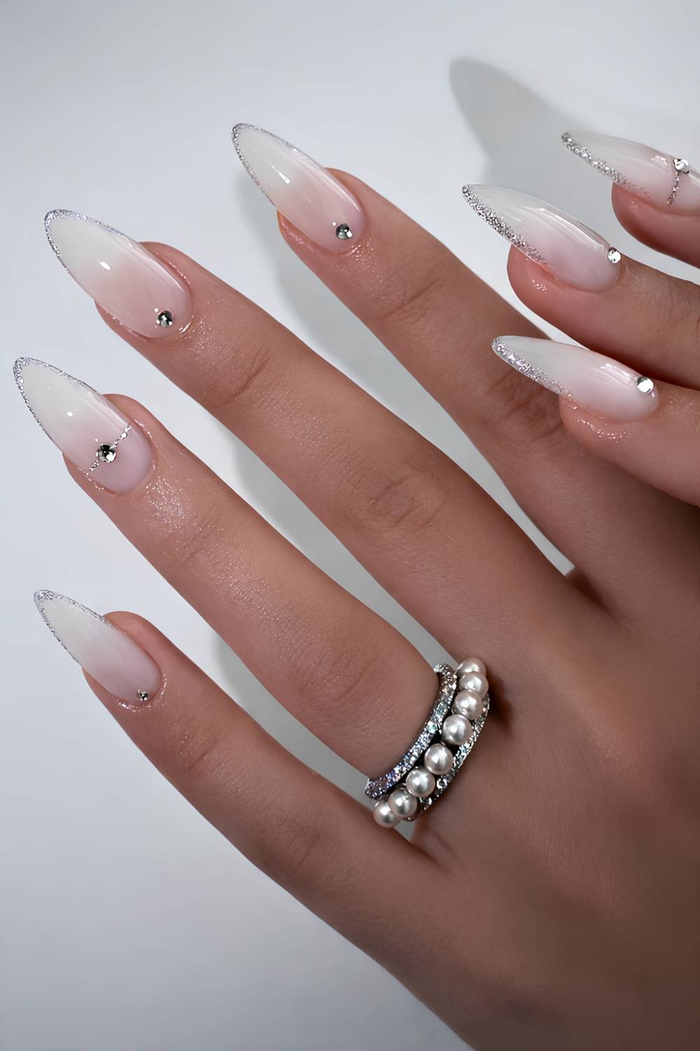 Milchige Naegel mit Glitzer French und Strass
