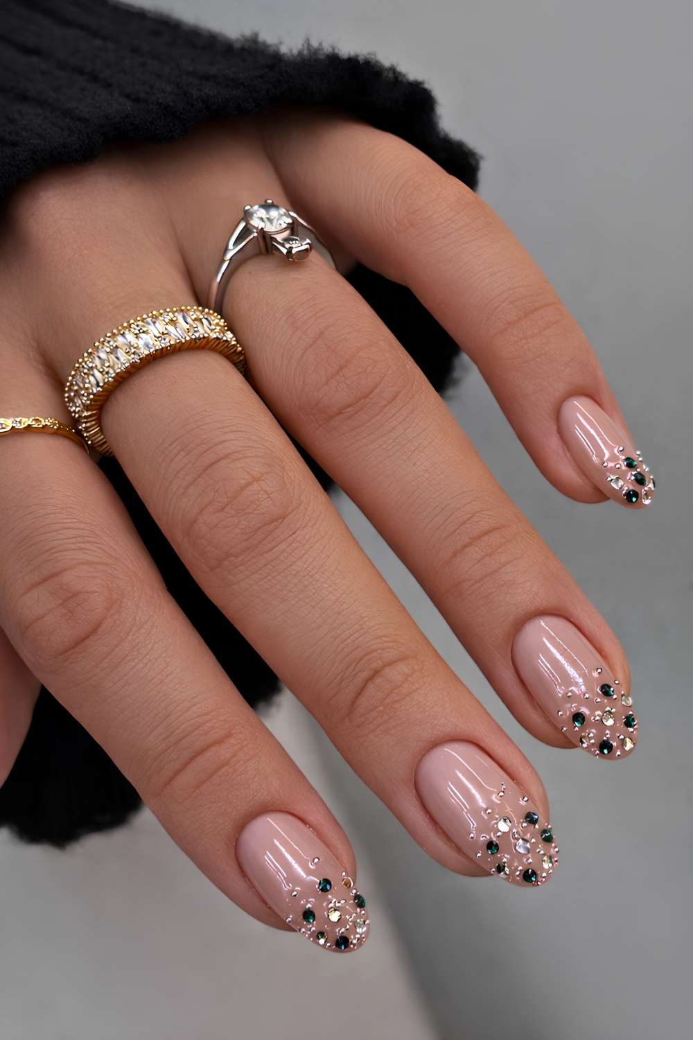 Milchige Naegel mit dunkelgruenem und blauem Strass