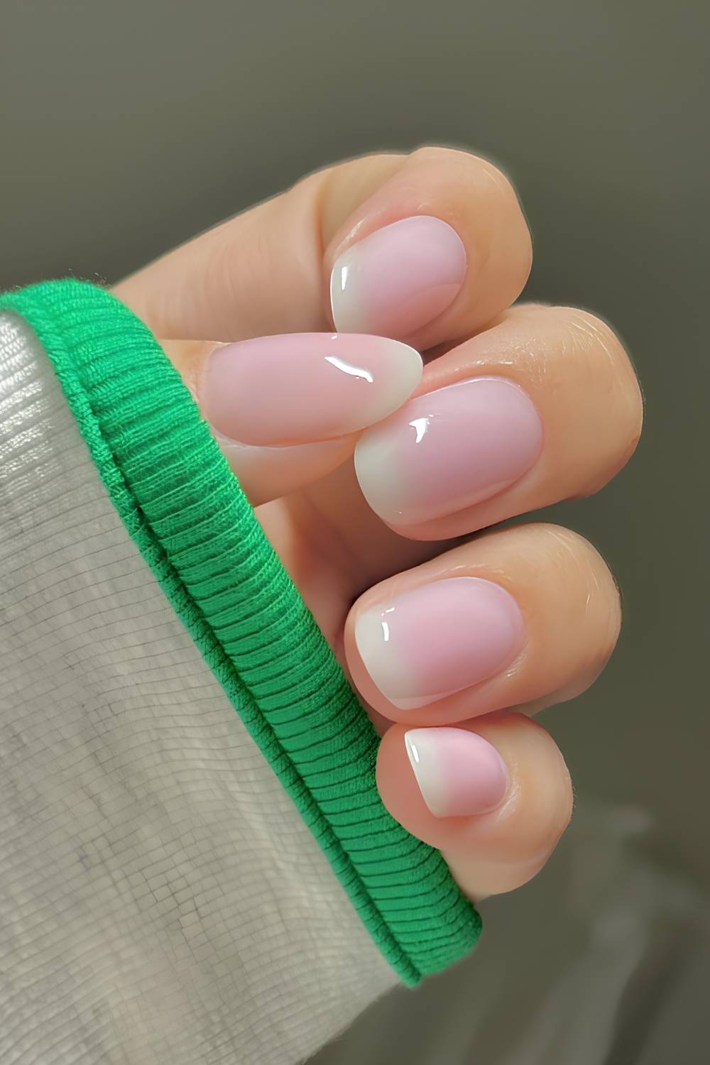Milchige pink weisse Frombre Naegel