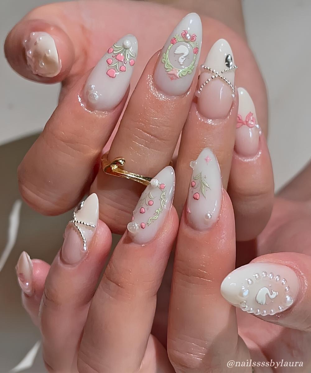 Milchweisse Naegel mit Tulpen und Schwanmotiv