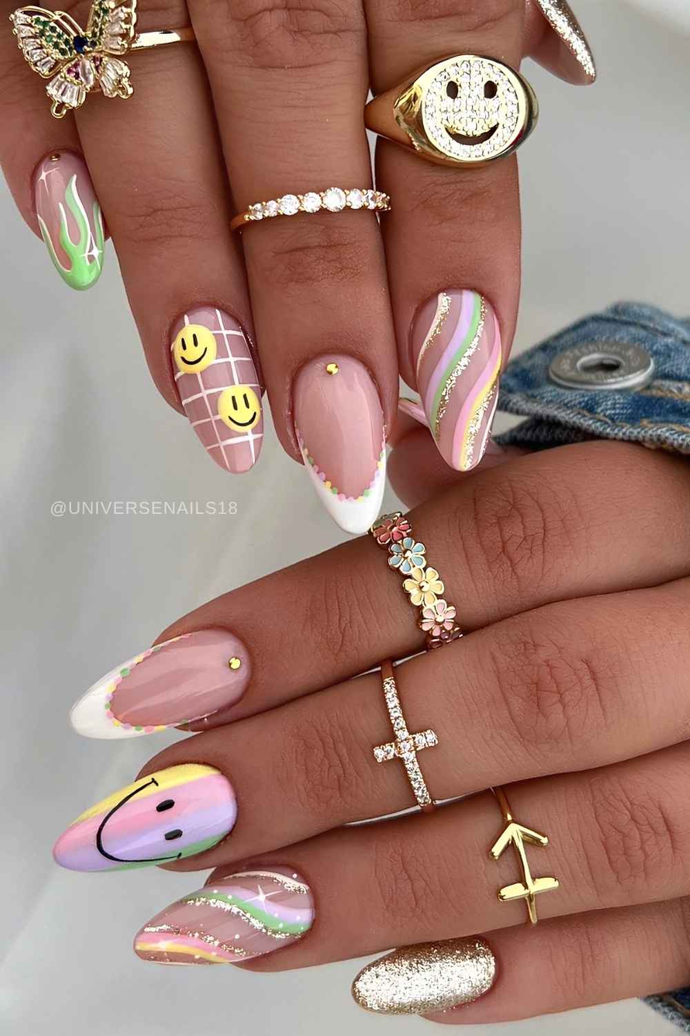 Mix and Match Manikuere mit Glitzer und Smileys