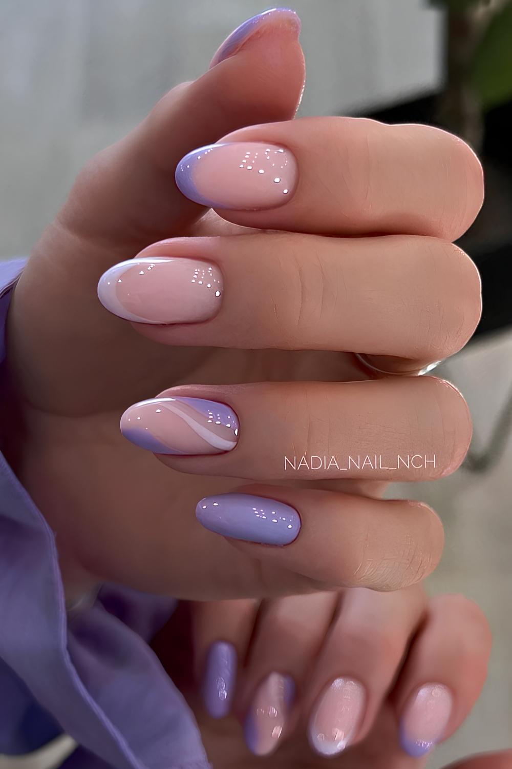 Naegel mit Swirls in zwei Lavendeltoenen