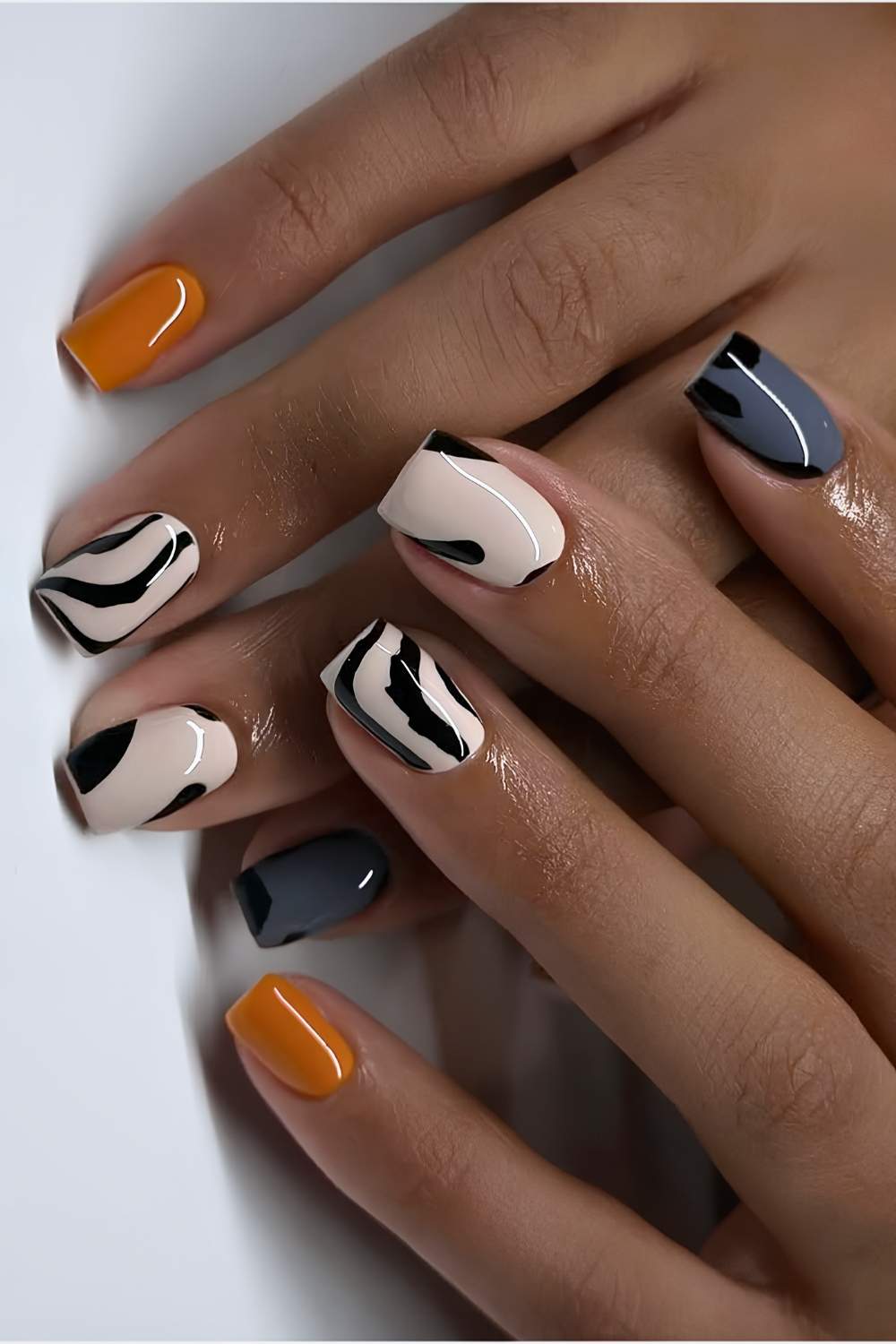 Neutrale Manikuere mit Tiermuster und Orange