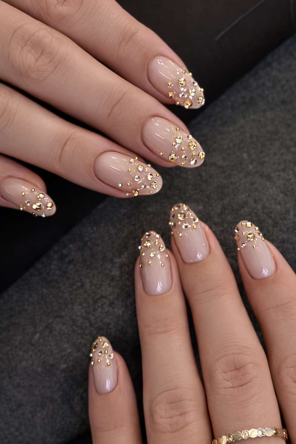 Neutrale Manikuere mit goldenem Strass Ombre