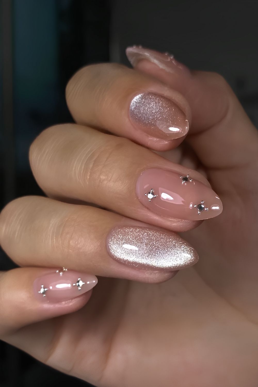 Neutrale Samtnaegel mit Strass