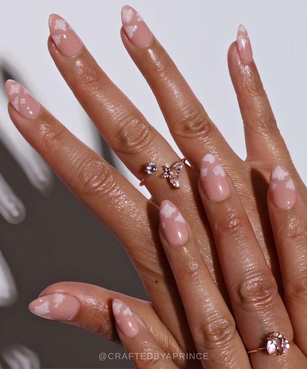 Neutrale rosa Naegel mit zartem Wolkendesign