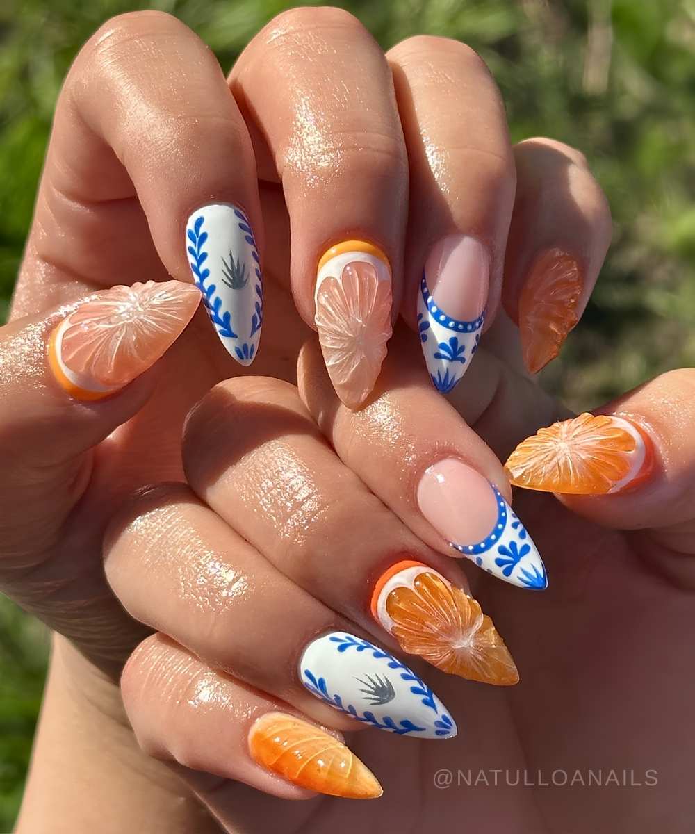 Orange blaue manikuere mit zitrusscheiben und fliesenblumen