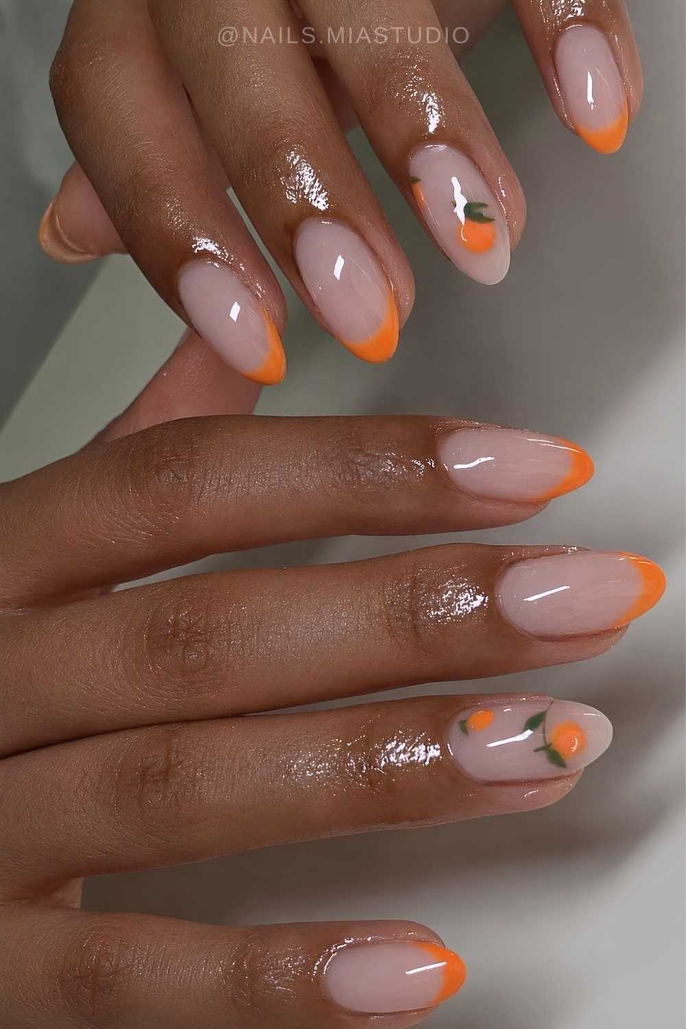 Orange french manikuere mit zitrusmotiven