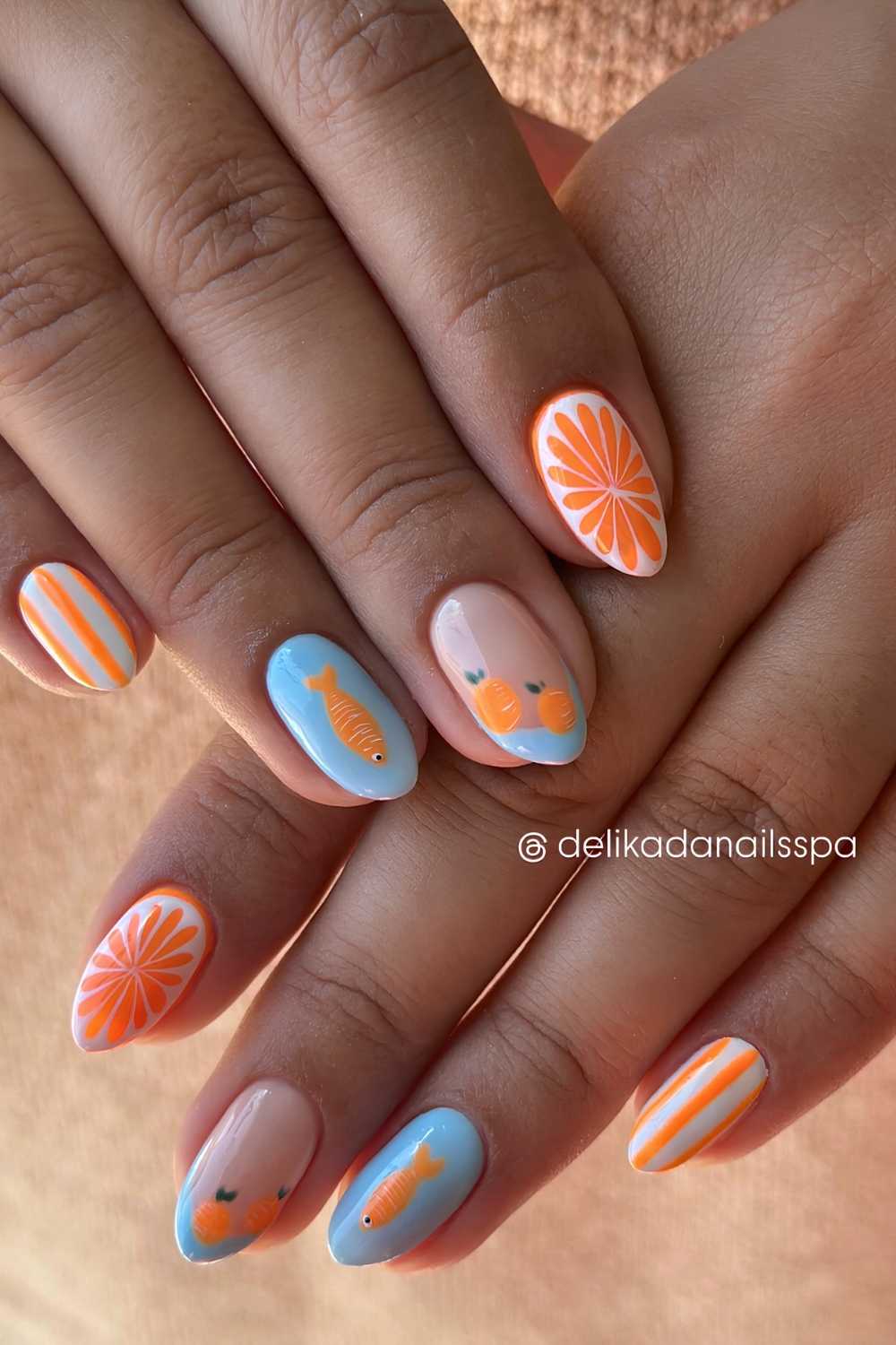 Orange himmelblaue manikuere mit fisch und fruchtmotiven