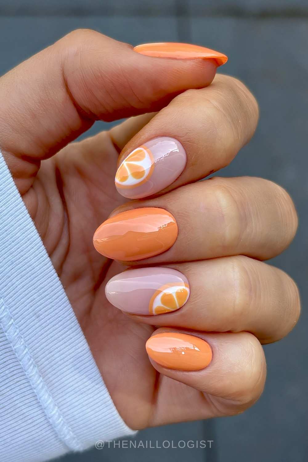 Orange manikuere mit zitrusscheiben