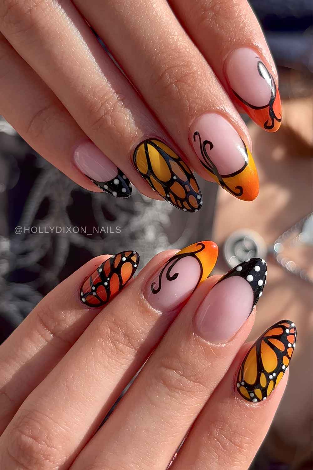Orange schwarze naegel mit monarchfalter motiv
