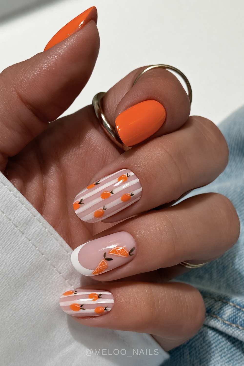 Orange weisse manikuere mit zitrus und streifen