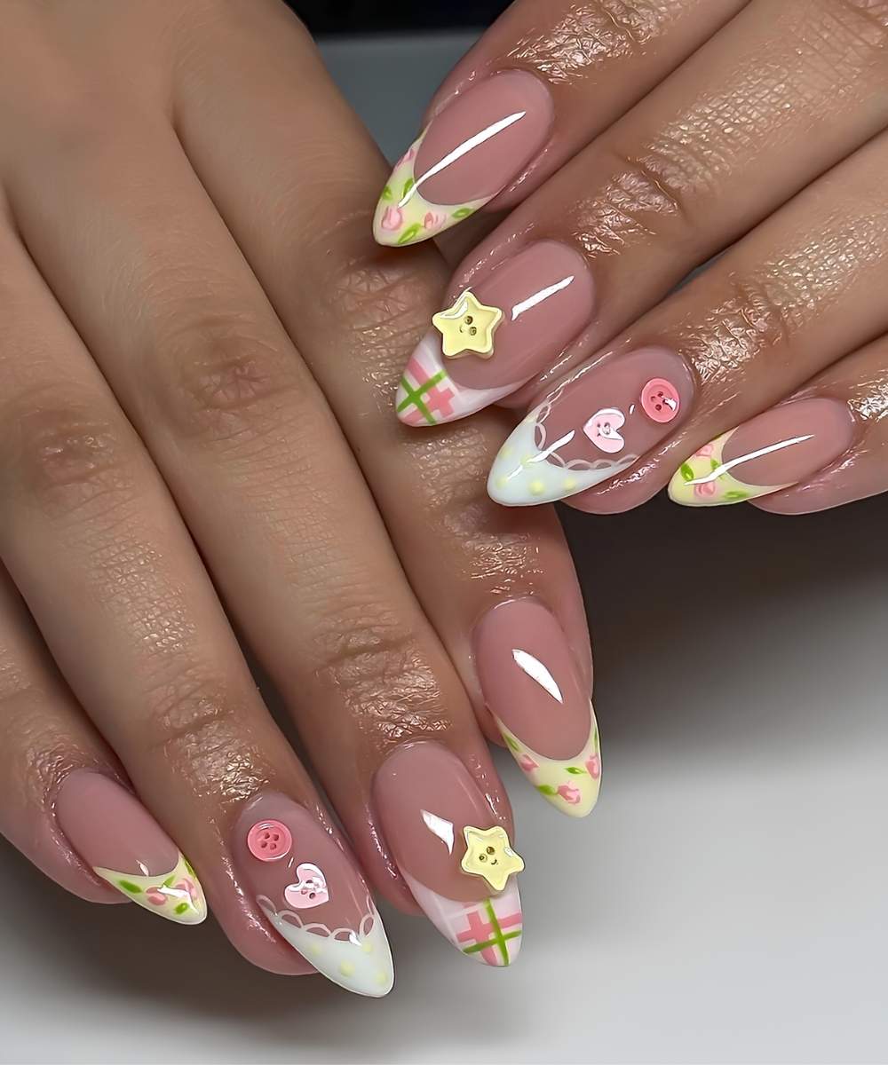 Pastell French Naegel mit Knoepfen und Spitzendesign