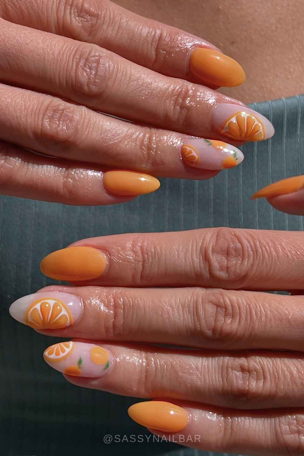 Pastellorange naegel mit zitrusscheiben