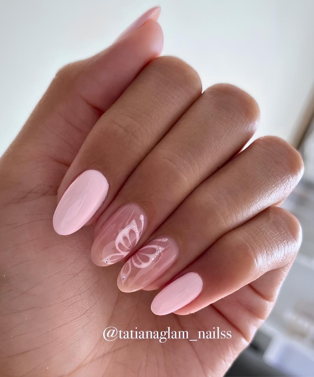 Pastellrosa naegel mit schmetterlingsmotiv