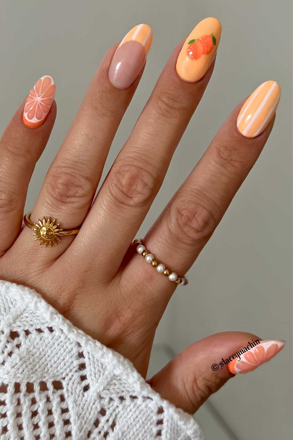 Pfirsichfarbene manikuere mit orangenmotiven
