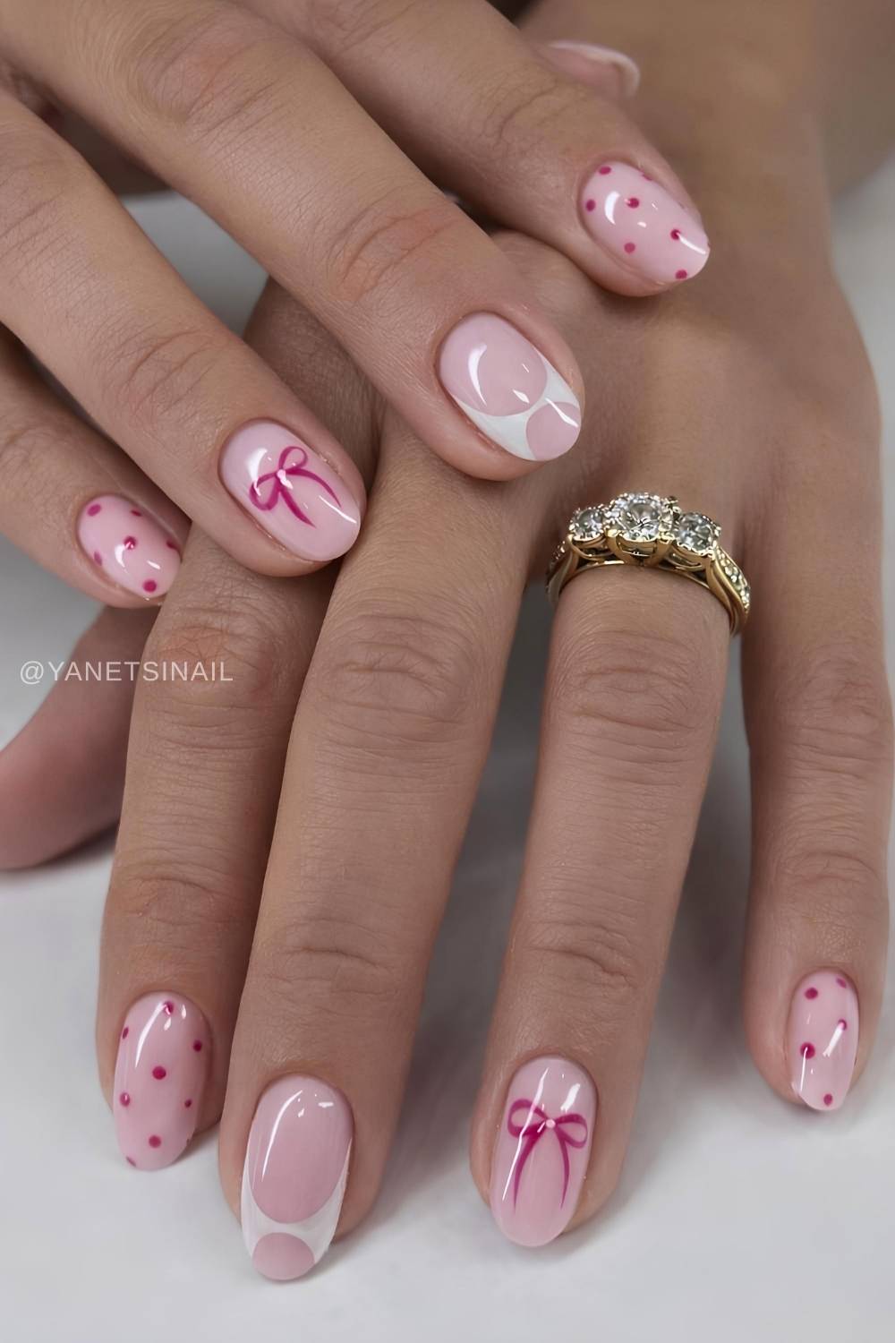 Pink Naegel mit Schleifen und Punkten