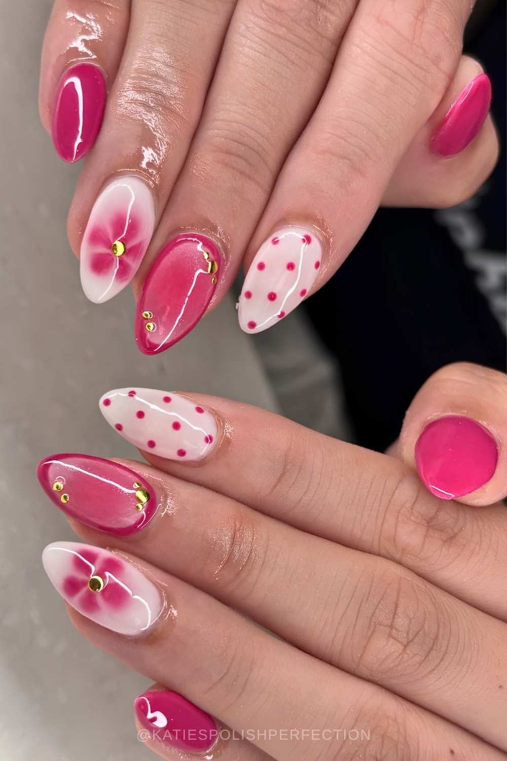 Pink weisse Manikuere mit Punkten und Blumen