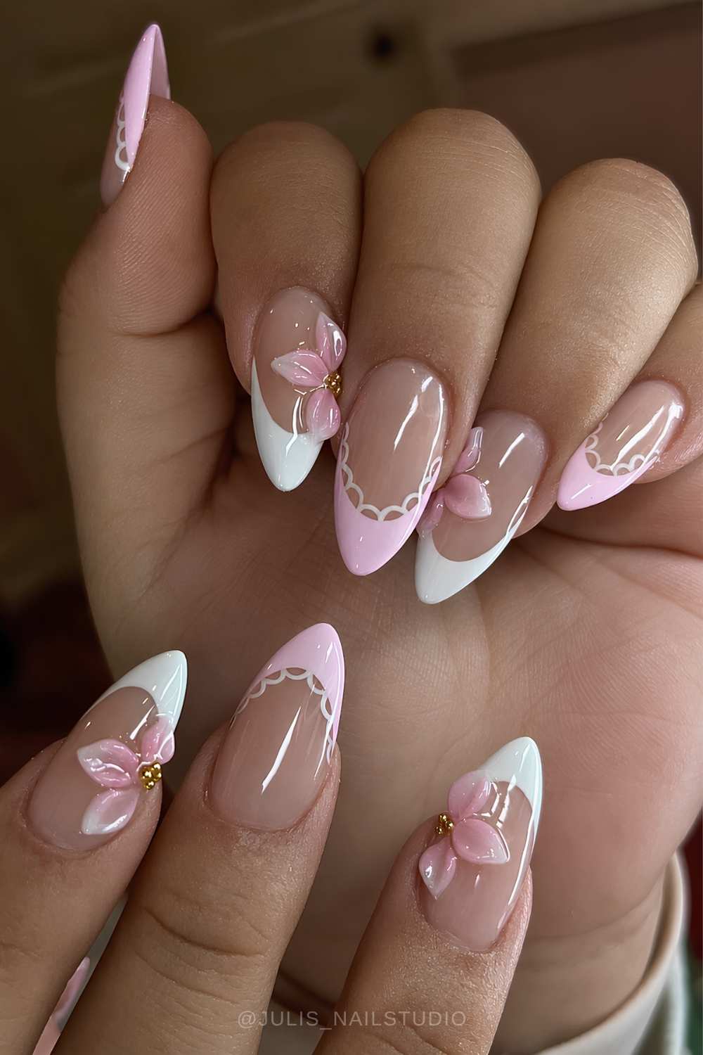 Pink weisse Naegel mit Spitze und Blumen