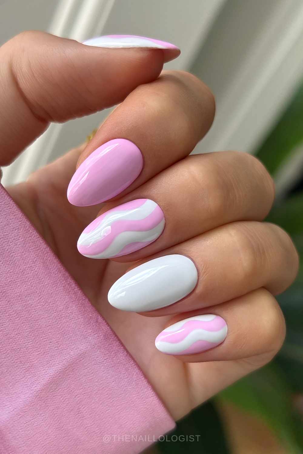 Pink weisse Naegel mit Swirls