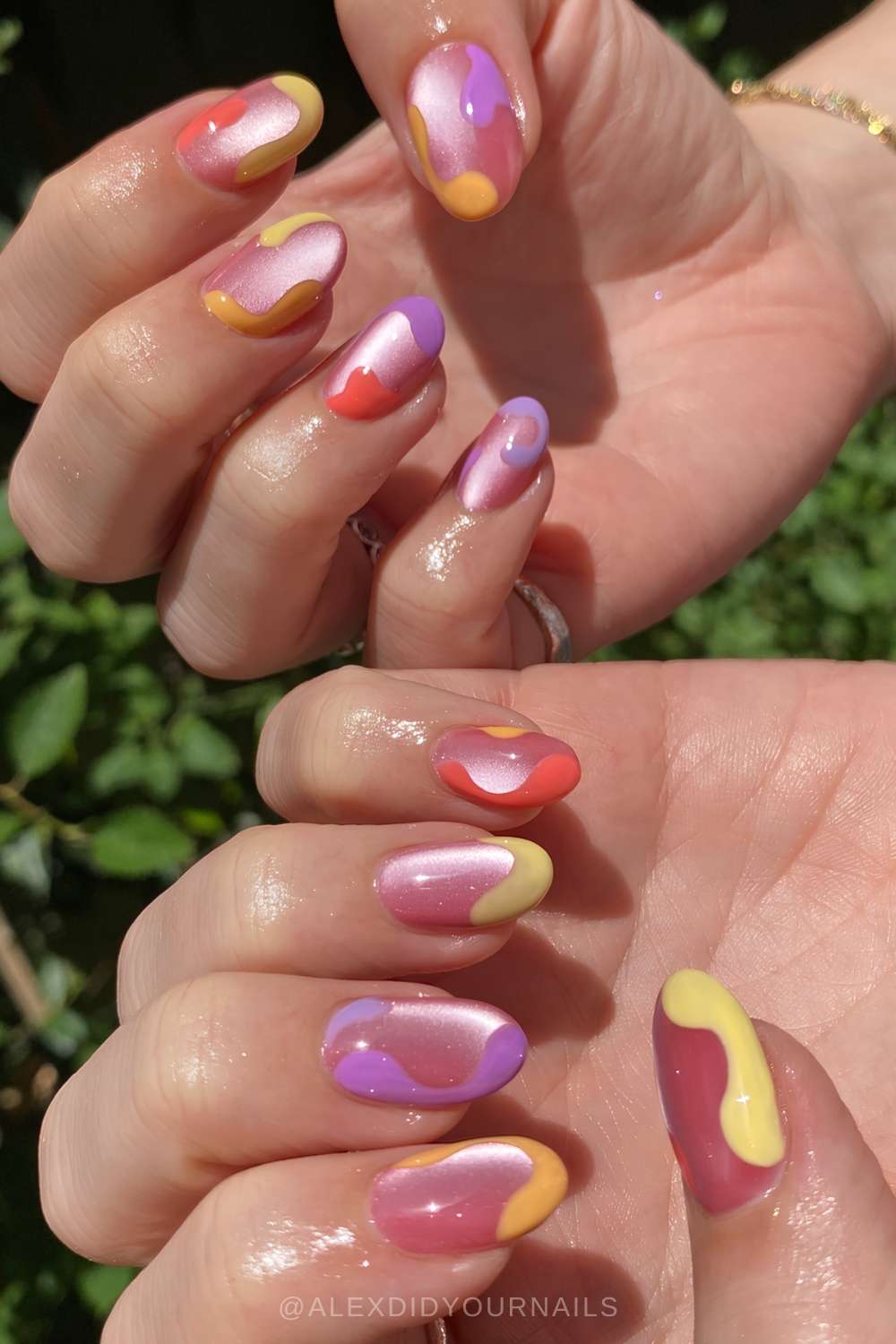 Pinke Cat Eye Naegel mit bunten Swirls