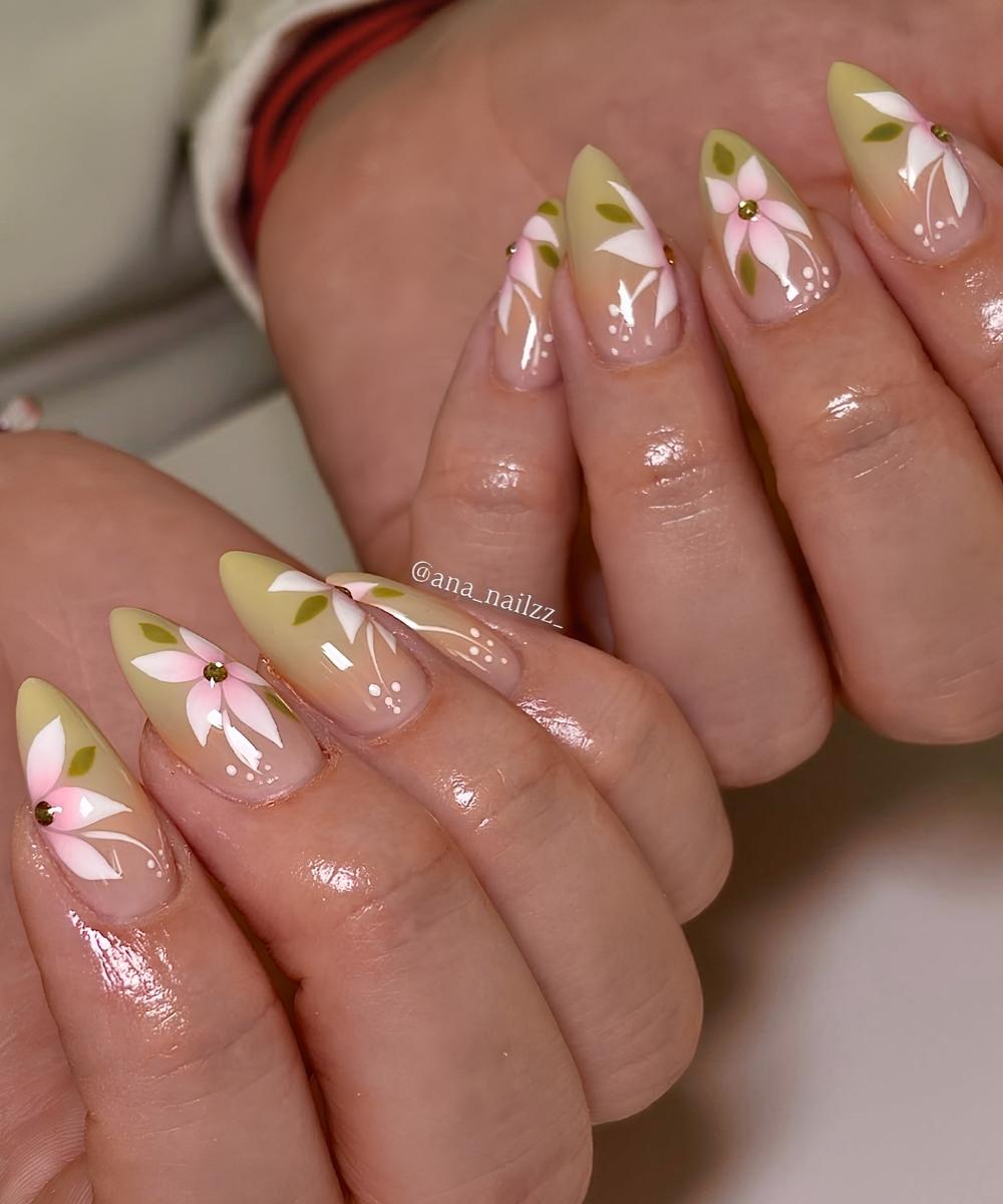 Pistaziengruene Ombre Manikuere mit rosa Blumen