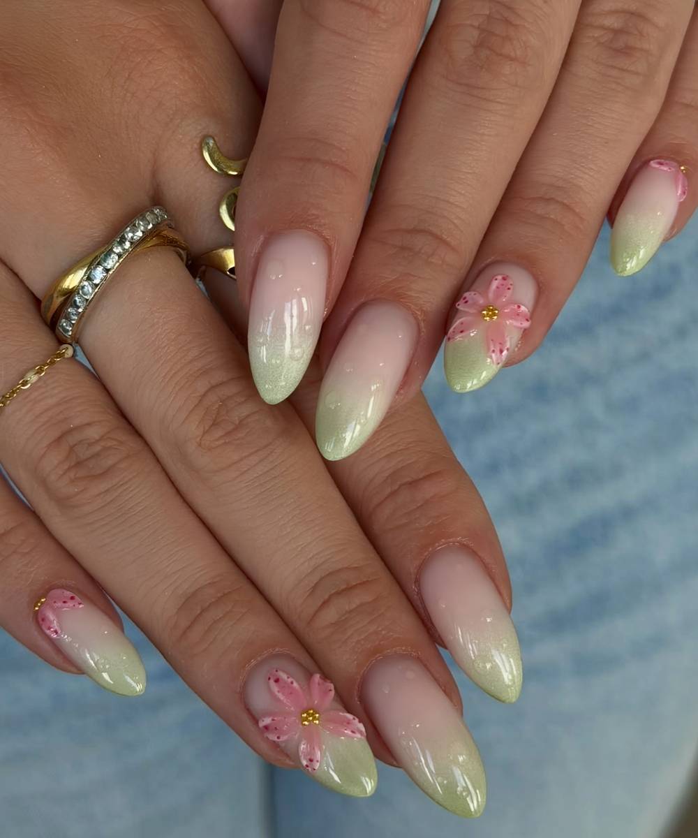 Pistaziengruene Ombre Nagel mit rosa 3D Blumen