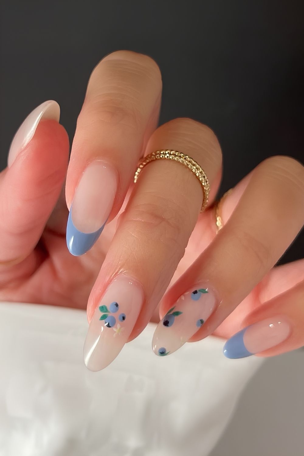 Rauchblaue French Naegel mit Blaubeeren