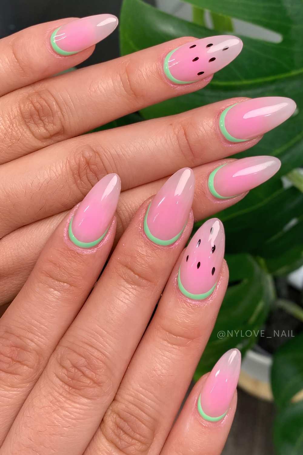 Rosa Aura Manikuere mit Wassermelonenscheiben